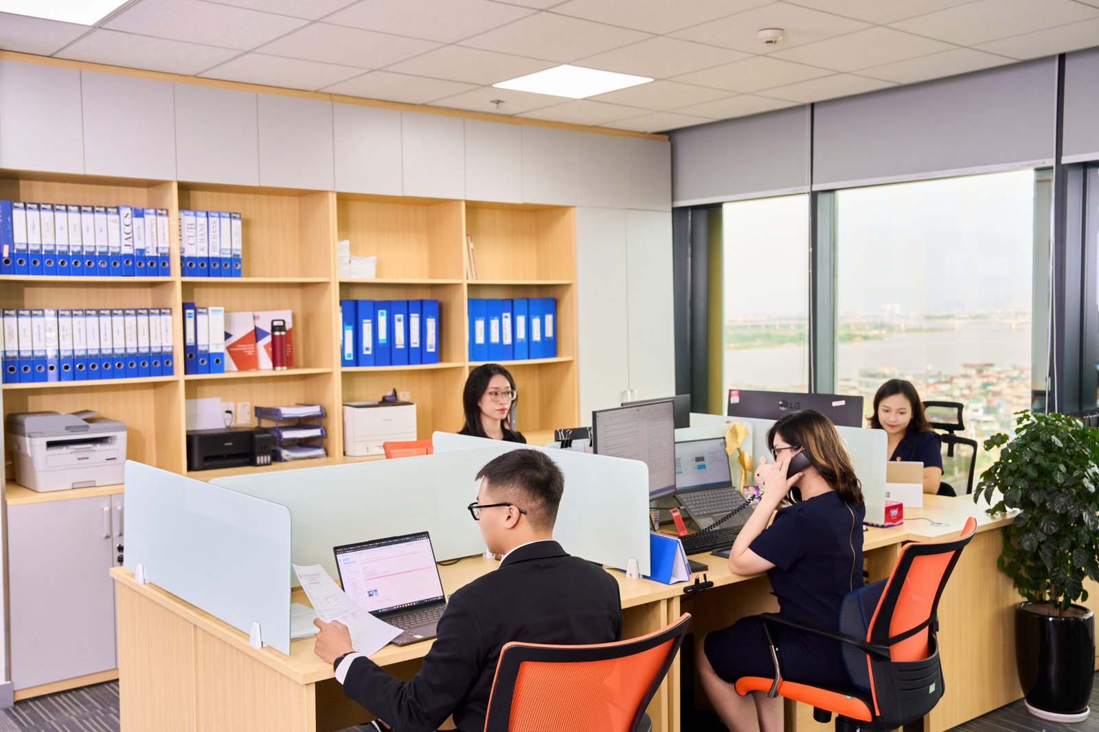 Văn Phòng Doanh Nghiệp — 01 — ảnh 10 — Hiện đại, mở, chuyên nghiệp — Gạo Nâu Profile