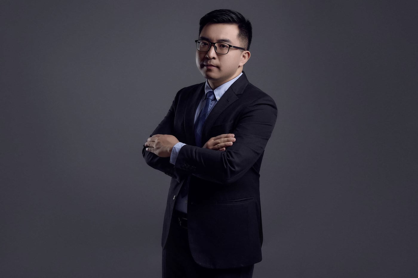 Ảnh profile nền trắng, nền màu hay ngoại cảnh — Chọn background nào?