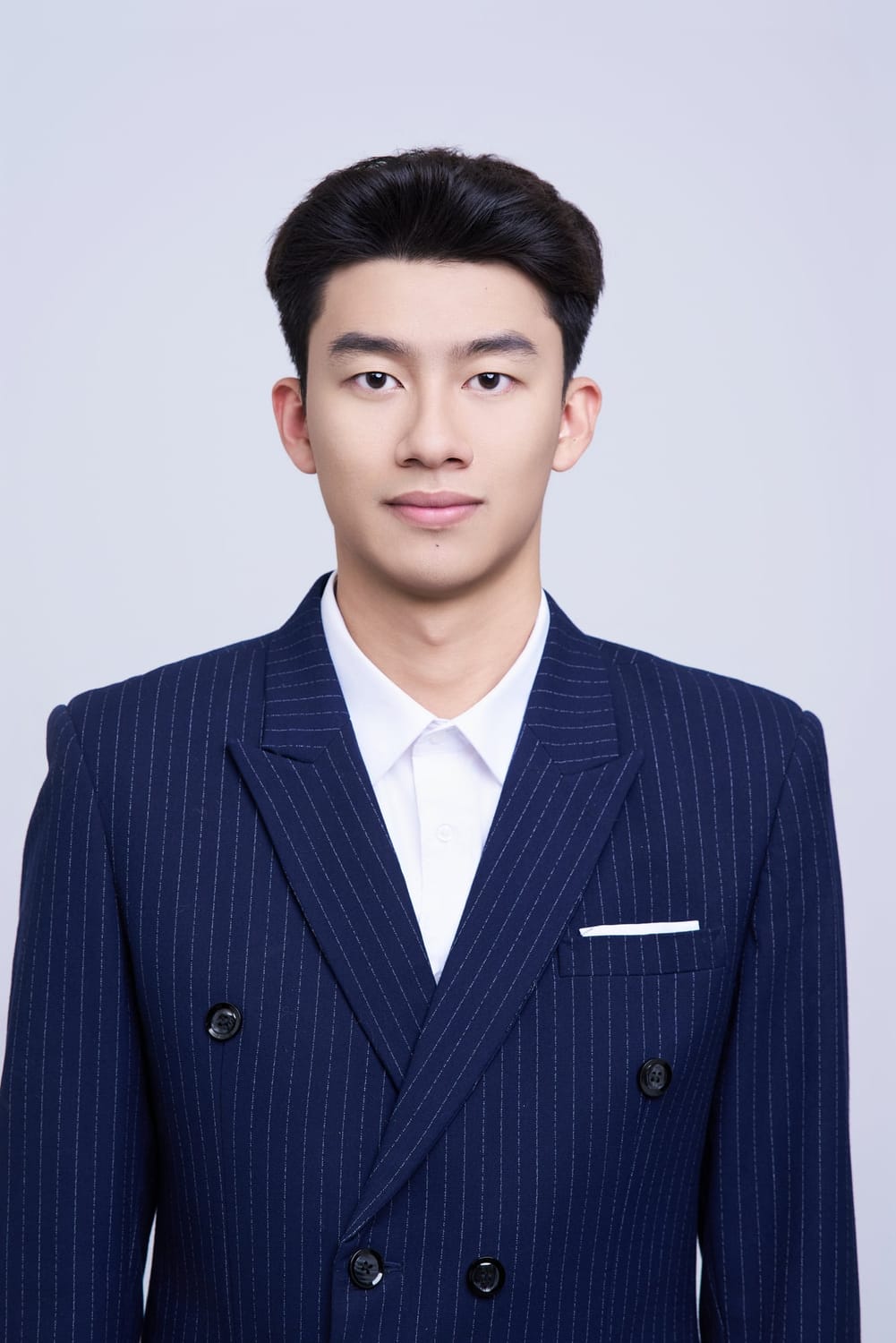Ảnh thẻ hộ chiếu nền trắng nữ, trang điểm nhẹ giữ nhận dạng — Gạo Nâu Profile