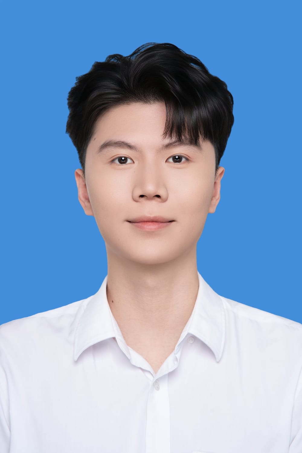 Ảnh thẻ CCCD nền trắng nam, sơ mi cổ tối — Gạo Nâu Profile