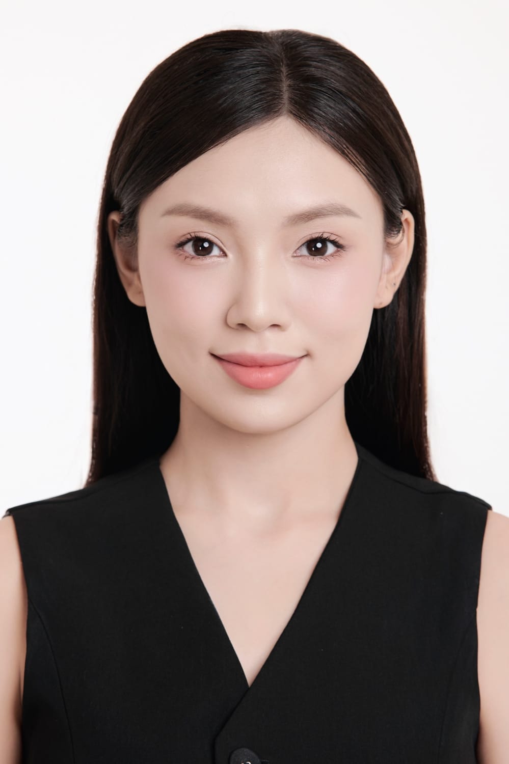 Ảnh thẻ hộ chiếu nền trắng nữ, tóc gọn để lộ khuôn mặt — Gạo Nâu Profile